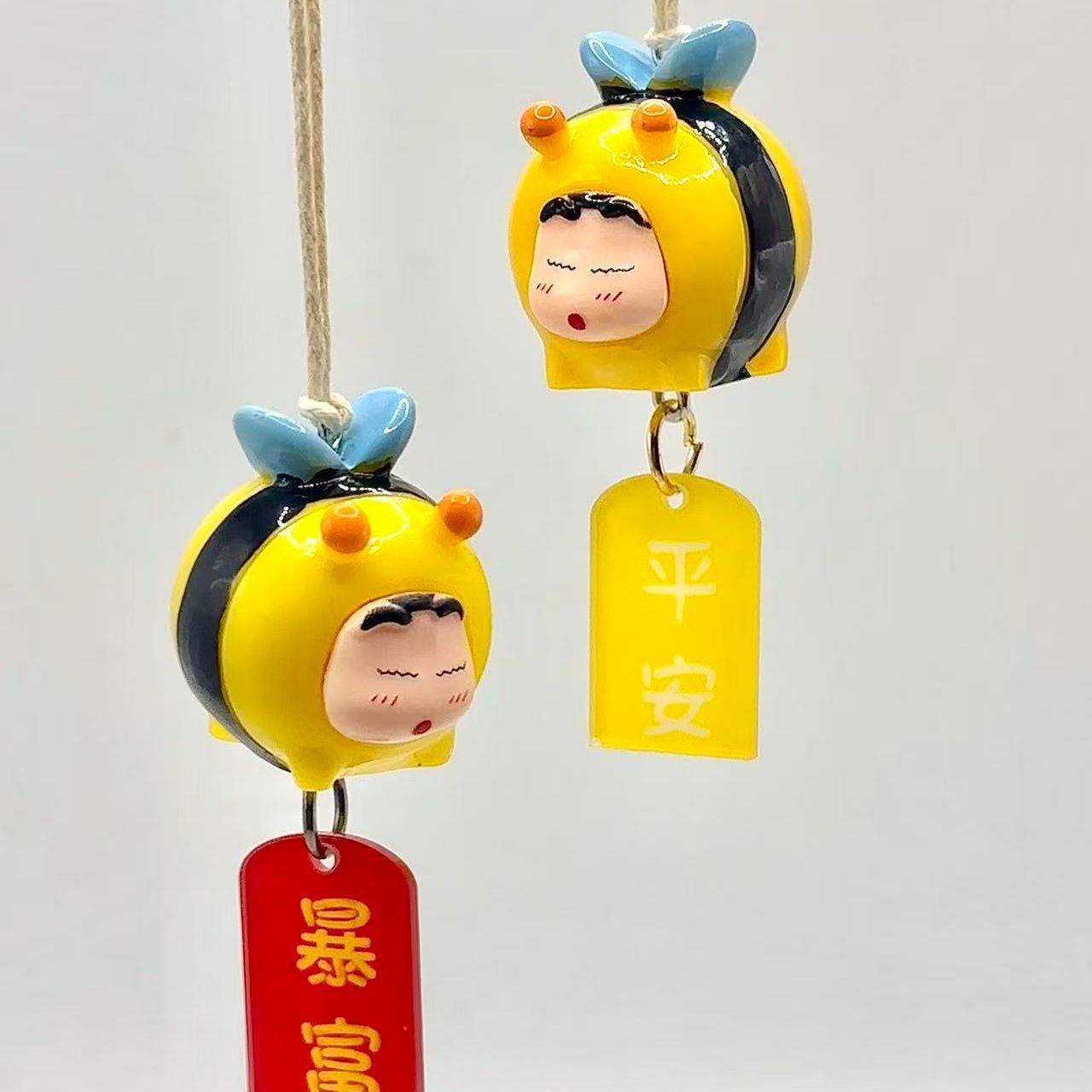 Decorative Mirror - Figurka Crayon Shin-chan Bee Cosplay, zawieszka